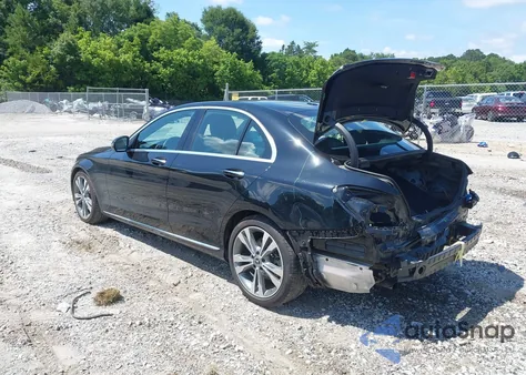 2018 Mercedes-Benz C 300 z USA, uszkodzony, nr VIN 55SWF4JB3JU279848